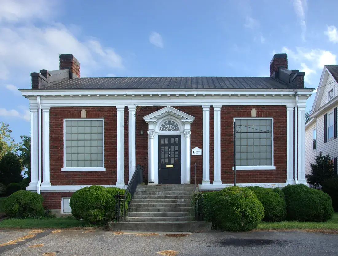 Red brick Elliott Carnegie Library with white columns in Hickory, NC